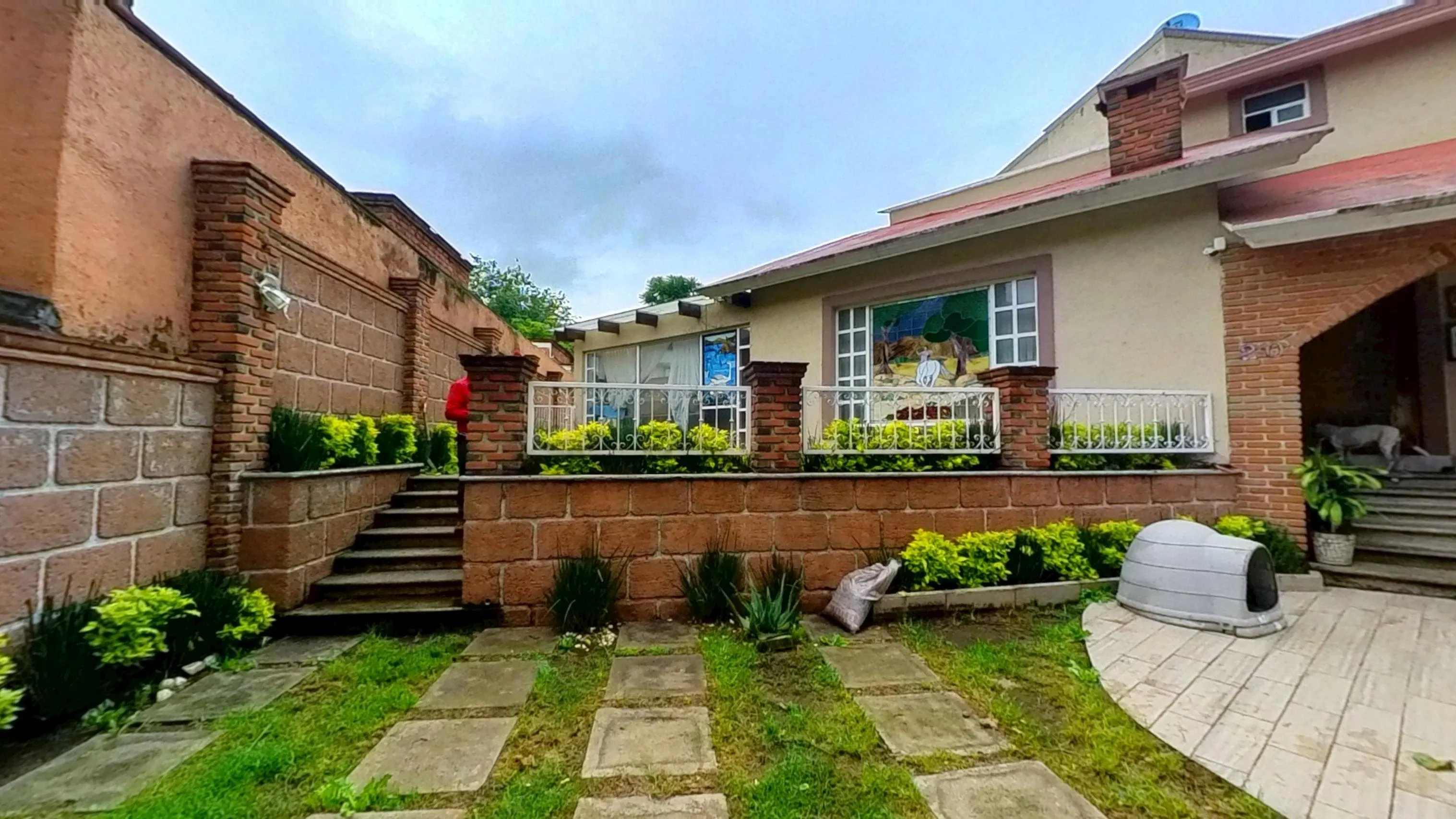 Hermosa y amplia residencia con bellos espacios verdes - 2