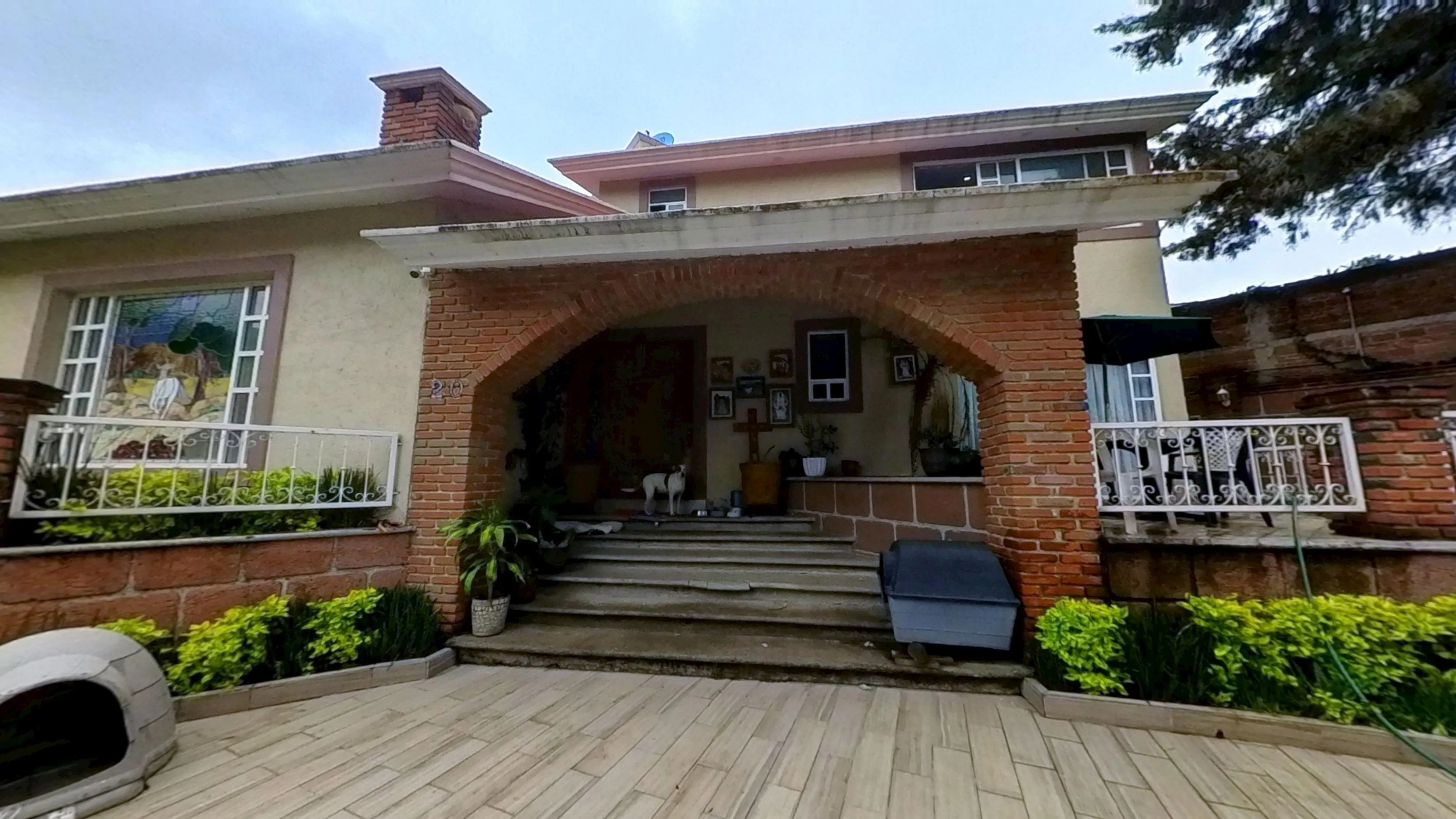 Hermosa y amplia residencia con bellos espacios verdes - 1