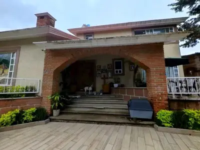 Hermosa y amplia residencia con bellos espacios verdes