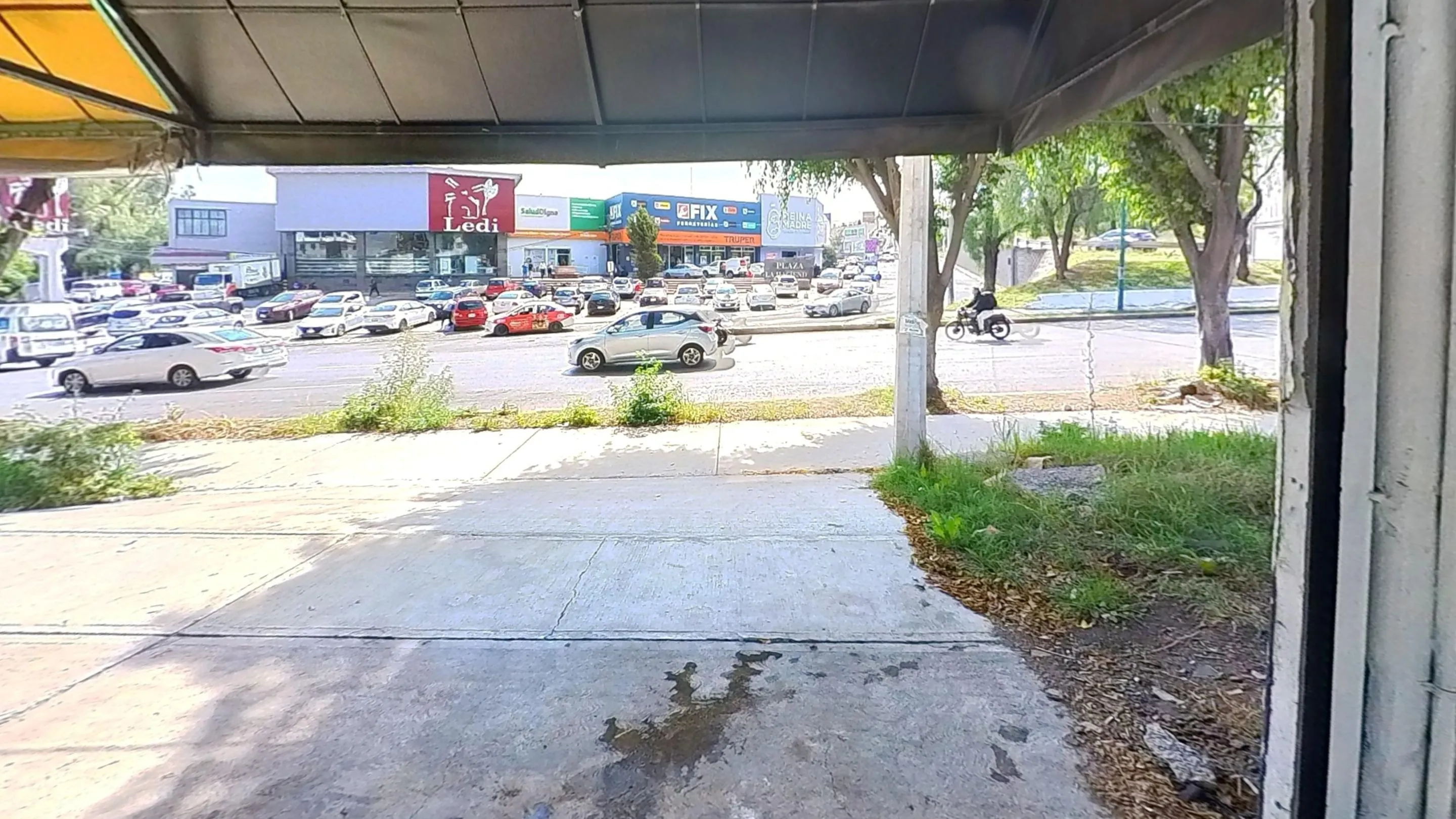 Local sobre avenida en zona comercial - 2