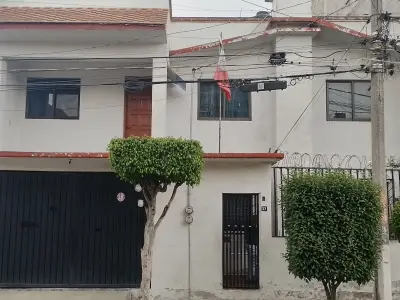 Las Águilas Netzahualcóyotl Edomex 3 niveles 7 recámaras