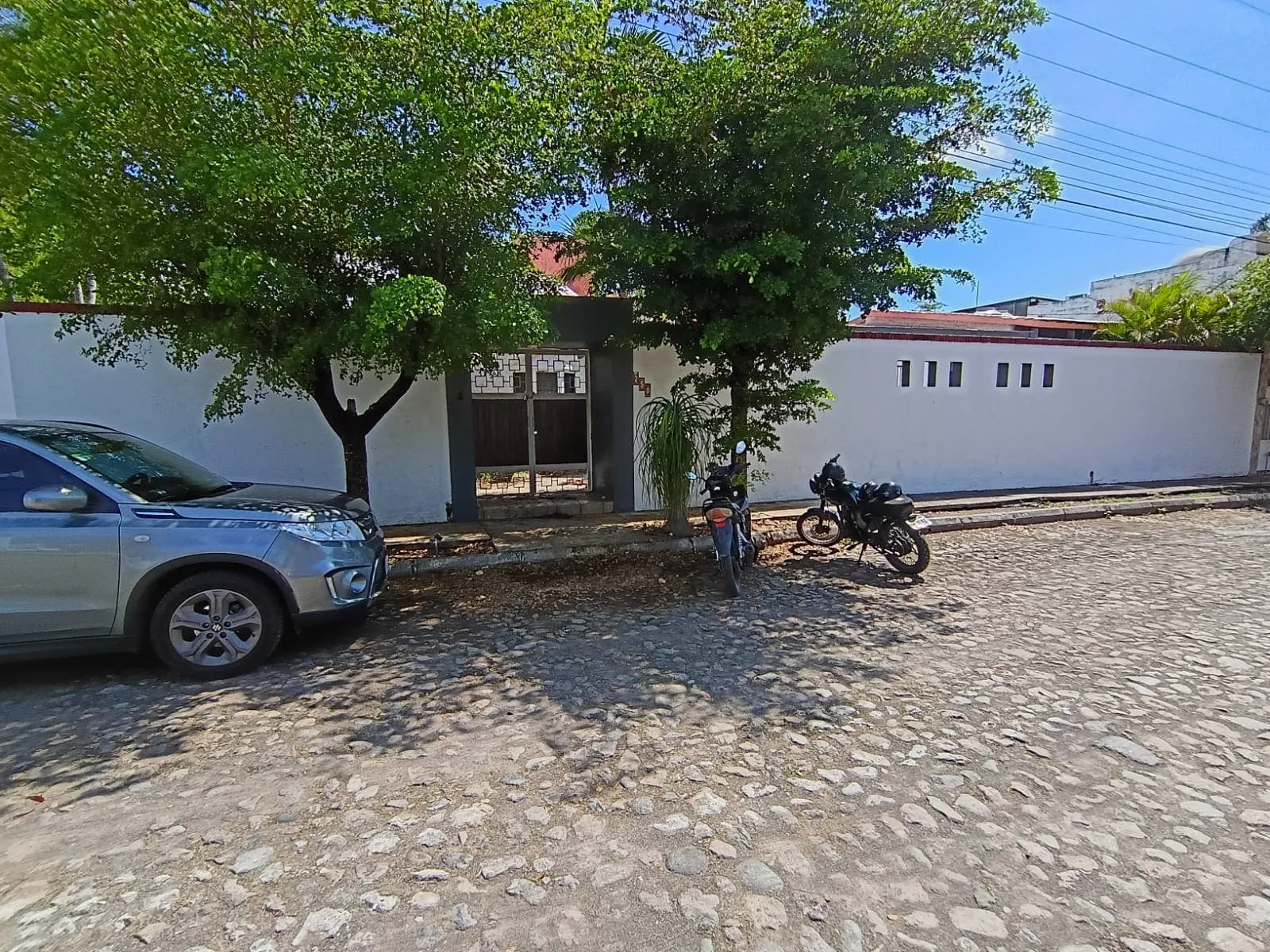 Casa en Esquina de Una Planta con 632 m² de Terreno | Jardines Vista Hermosa, Colima - 2