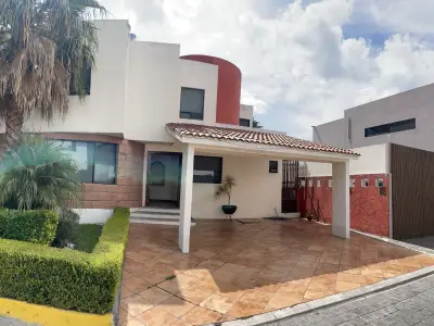 Residencia en Venta, Bosques de Morillotla. 3 Recámaras + Suite de Servicio