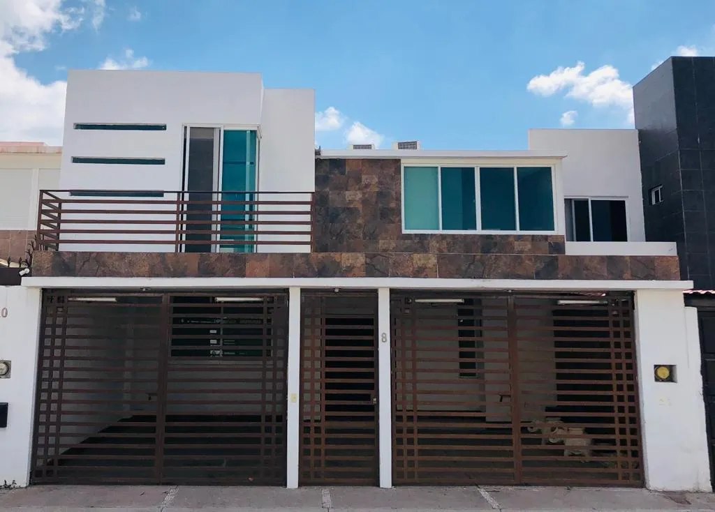 CASA AMPLIA ACABADOS MODERNOS CON GRAN LUZ NATURAL - 1