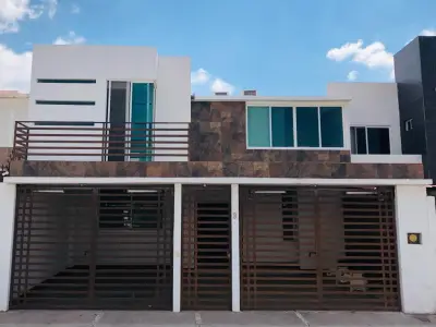 CASA AMPLIA ACABADOS MODERNOS CON GRAN LUZ NATURAL