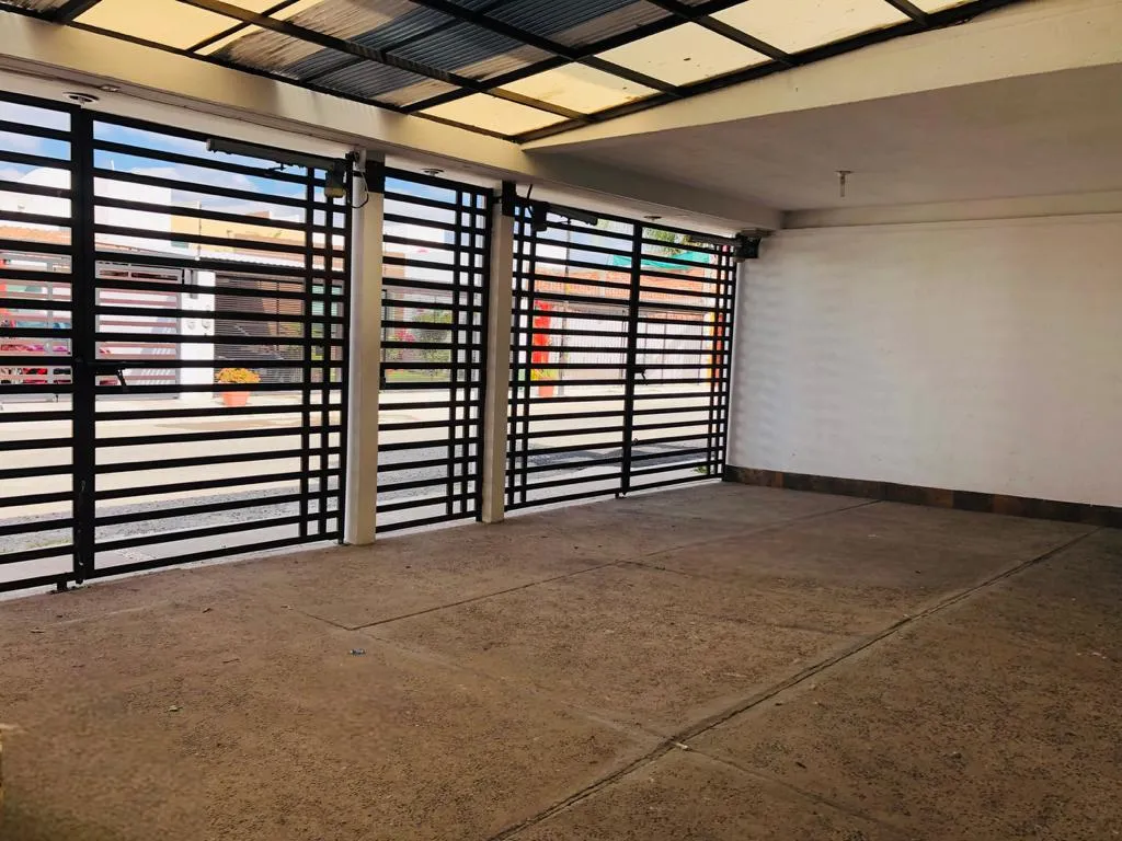 CASA AMPLIA ACABADOS MODERNOS CON GRAN LUZ NATURAL — foto 5
