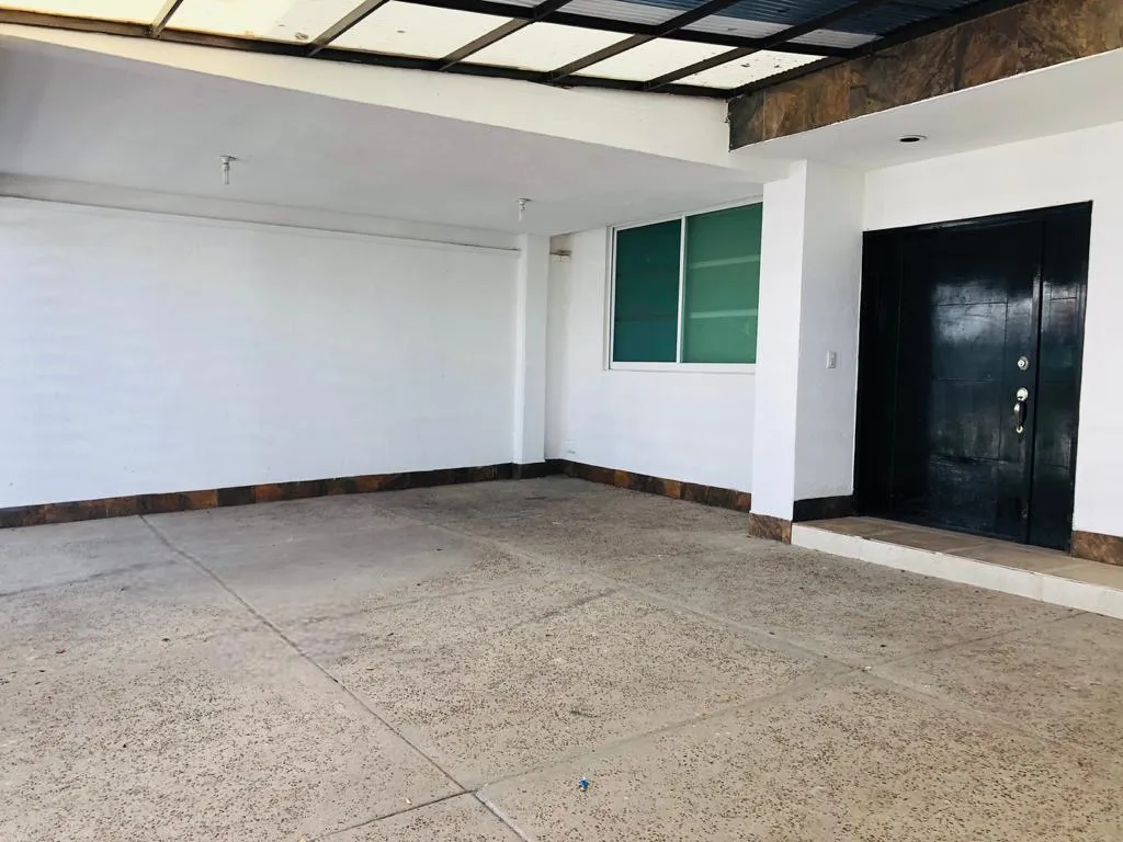 CASA AMPLIA ACABADOS MODERNOS CON GRAN LUZ NATURAL — foto 3