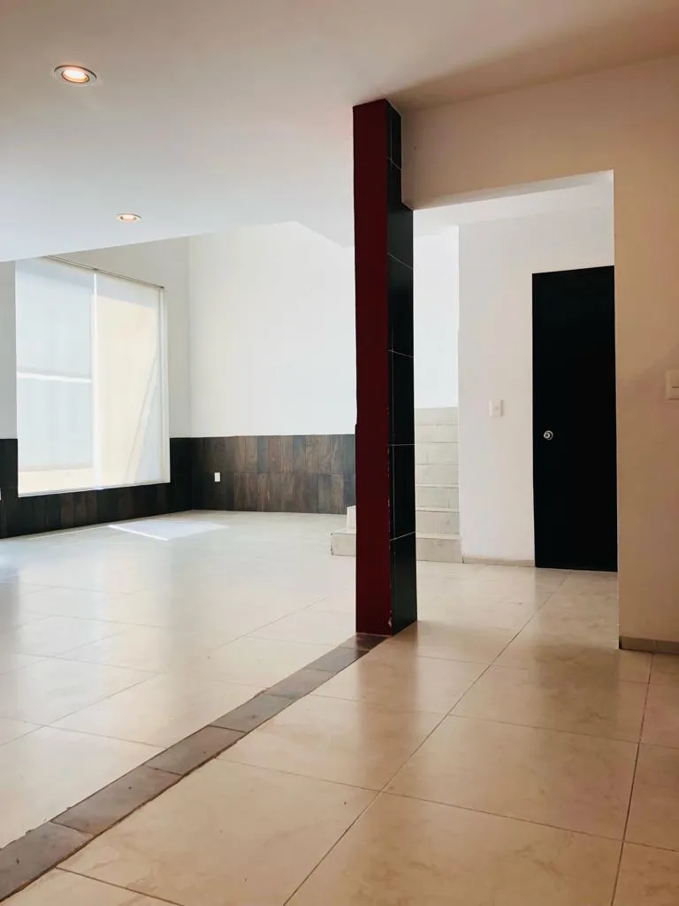 CASA AMPLIA ACABADOS MODERNOS CON GRAN LUZ NATURAL — foto 13