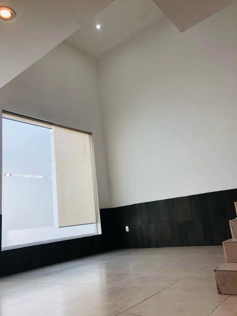 CASA AMPLIA ACABADOS MODERNOS CON GRAN LUZ NATURAL — foto 14