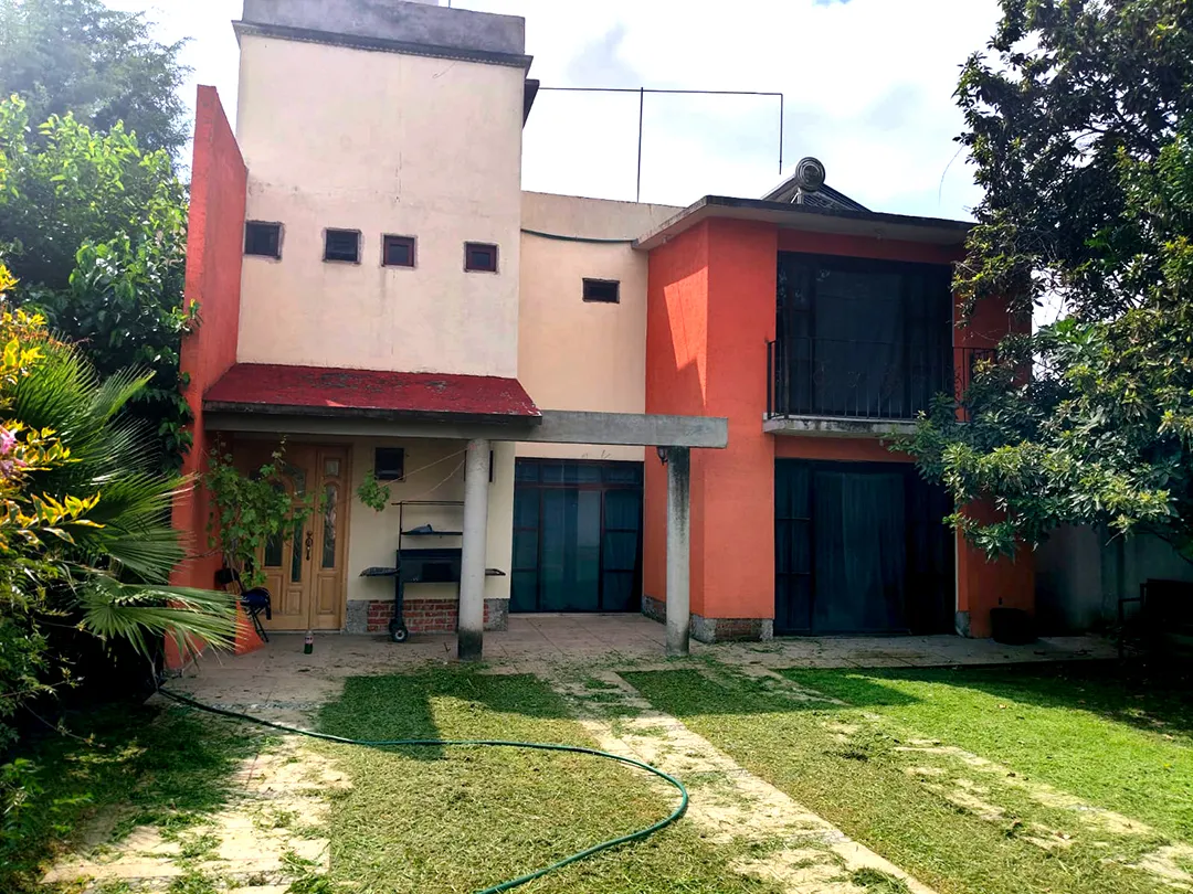 Amplísima casa de dos niveles - 1
