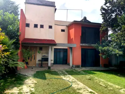 Amplísima casa de dos niveles