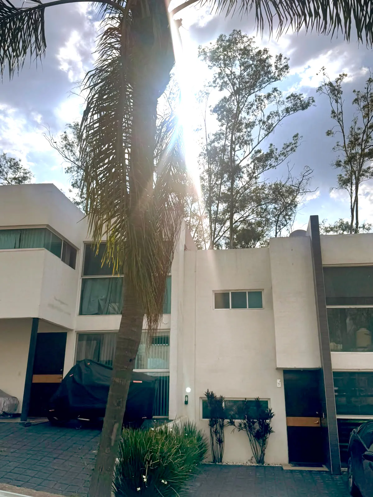 Hermosa casa de dos niveles en fraccionamiento - 1