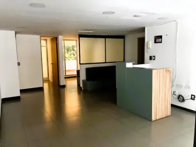 CONSULTORIO/OFICINA MUY ILUMINADA CON SEIS CUBÍCULOS Y TERRAZA TECHADA