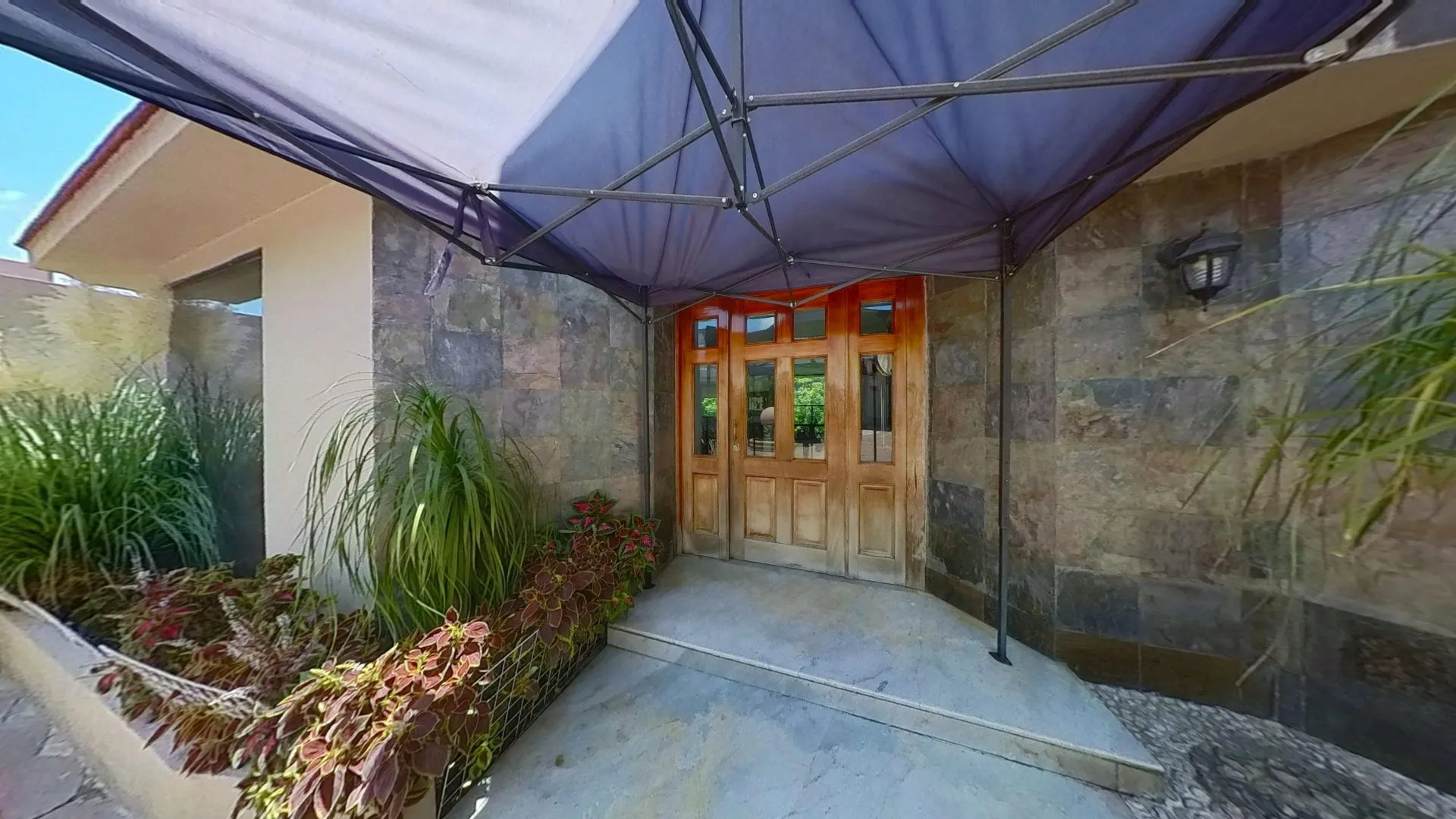 Hermosa residencia en calle cerrada en fraccionamiento - 1