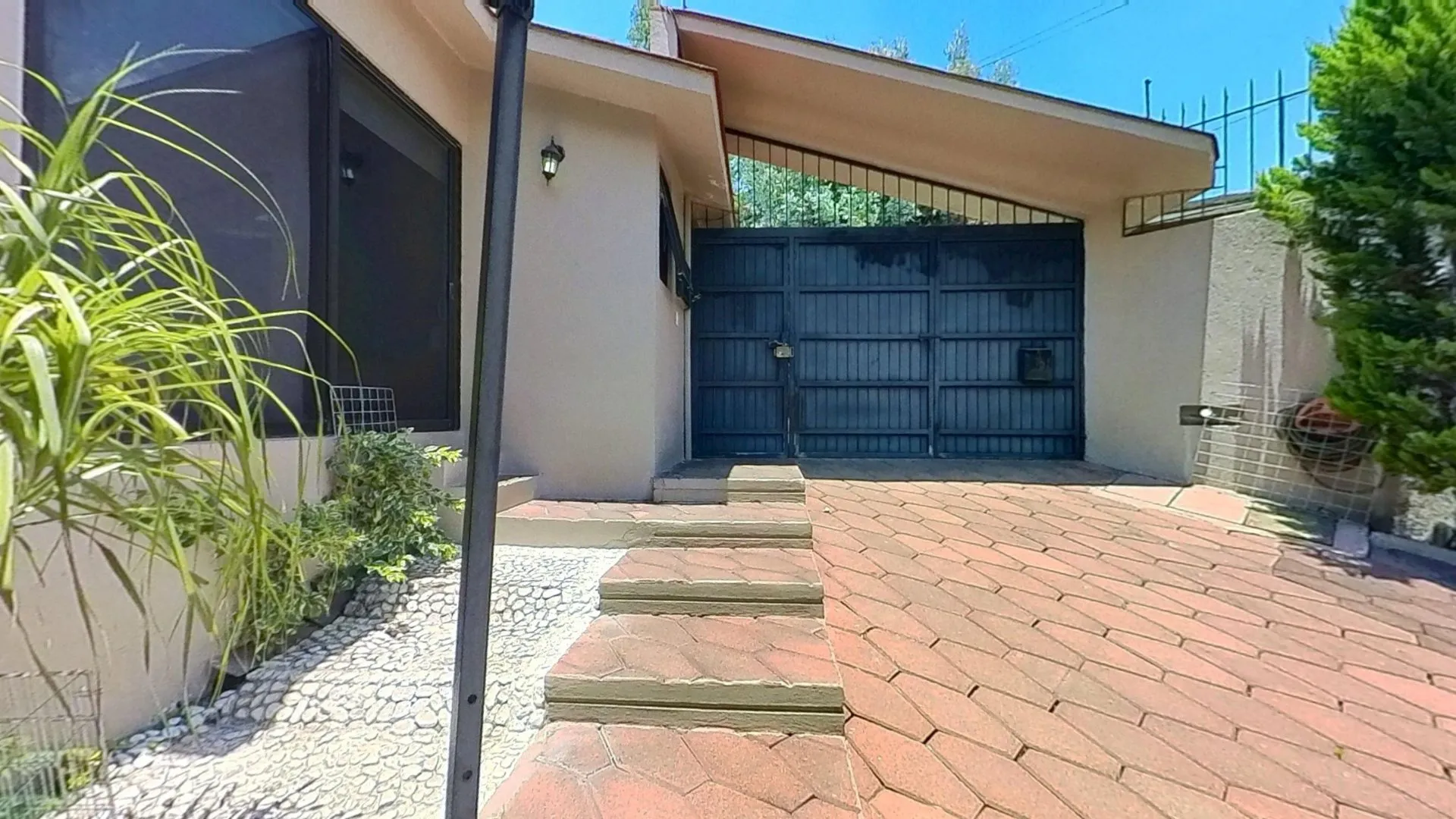 Hermosa residencia en calle cerrada en fraccionamiento - 2