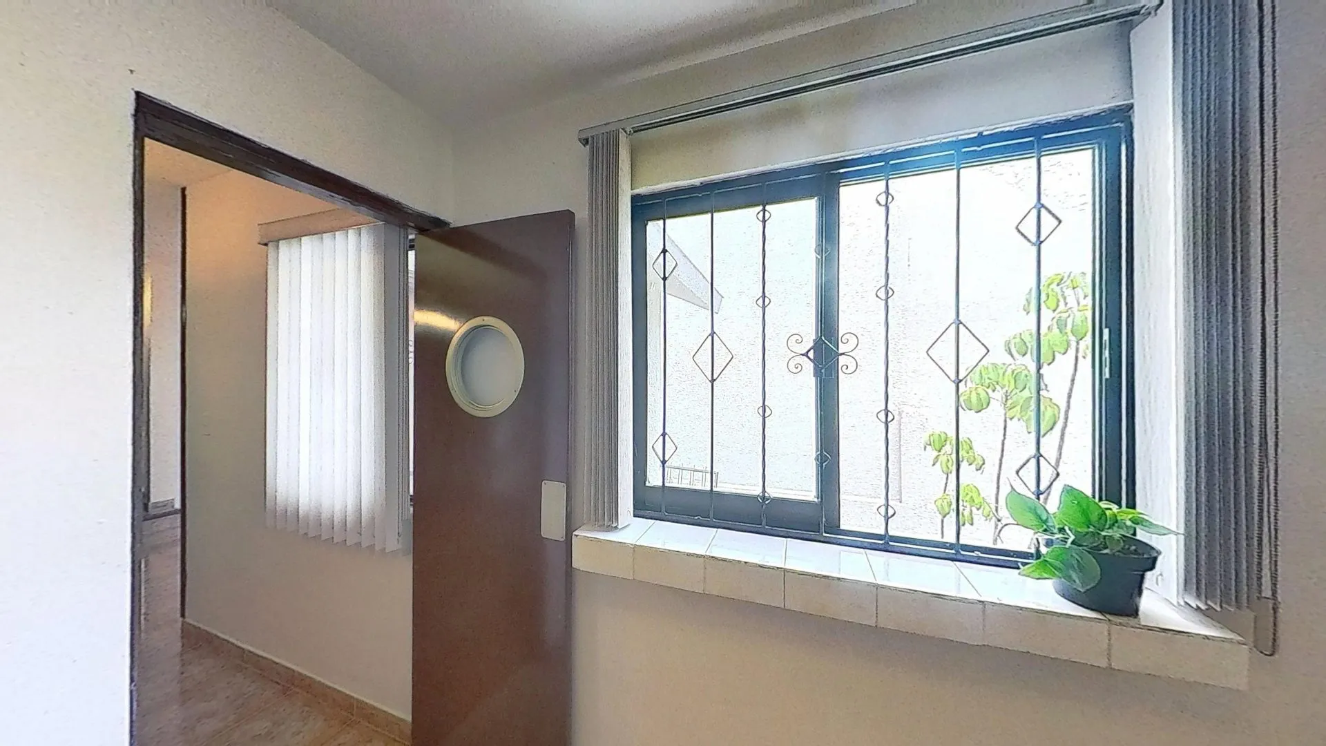 Hermosa casa sobre calle principal - 5