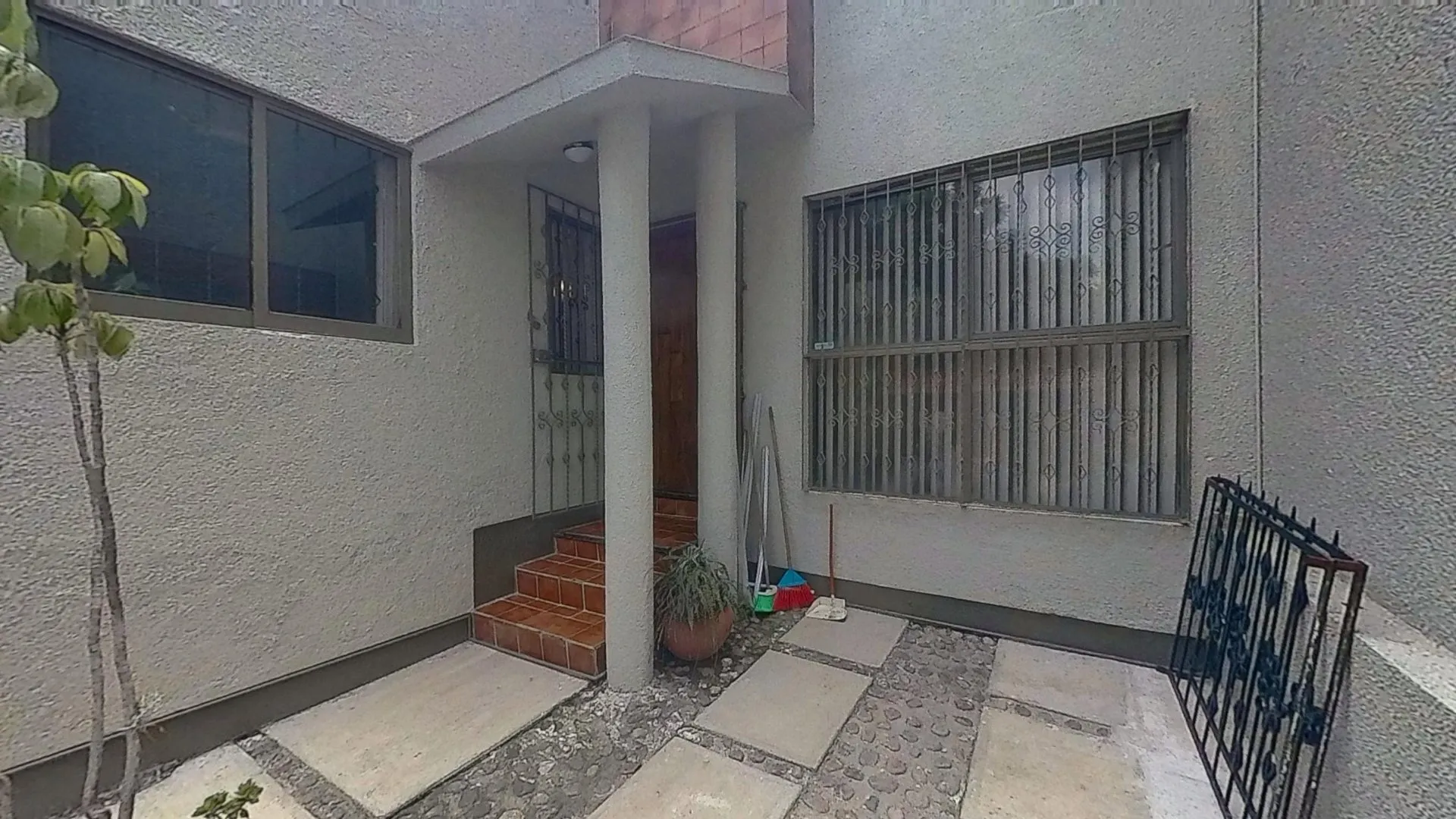 Hermosa casa sobre calle principal - 2