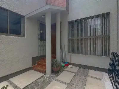 Hermosa casa sobre calle principal