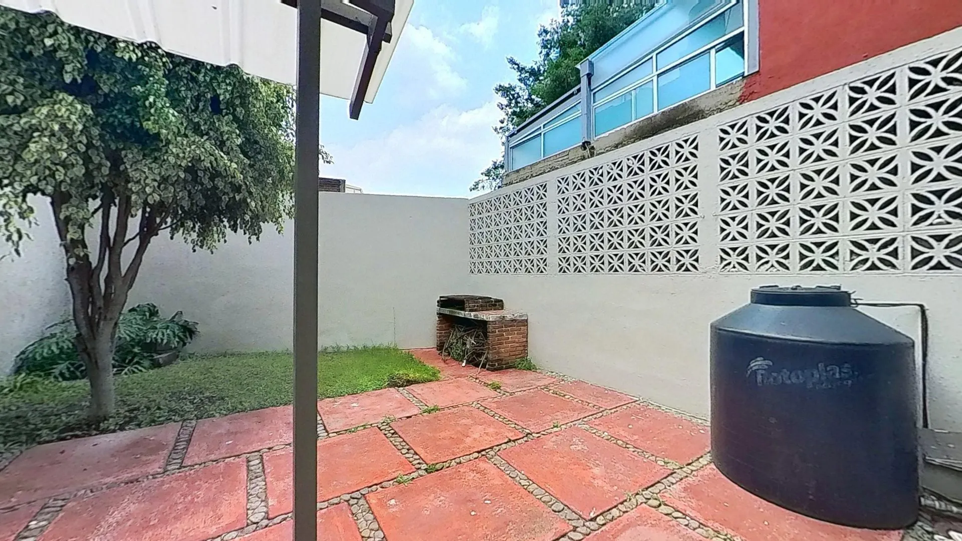Hermosa casa sobre calle principal - 8