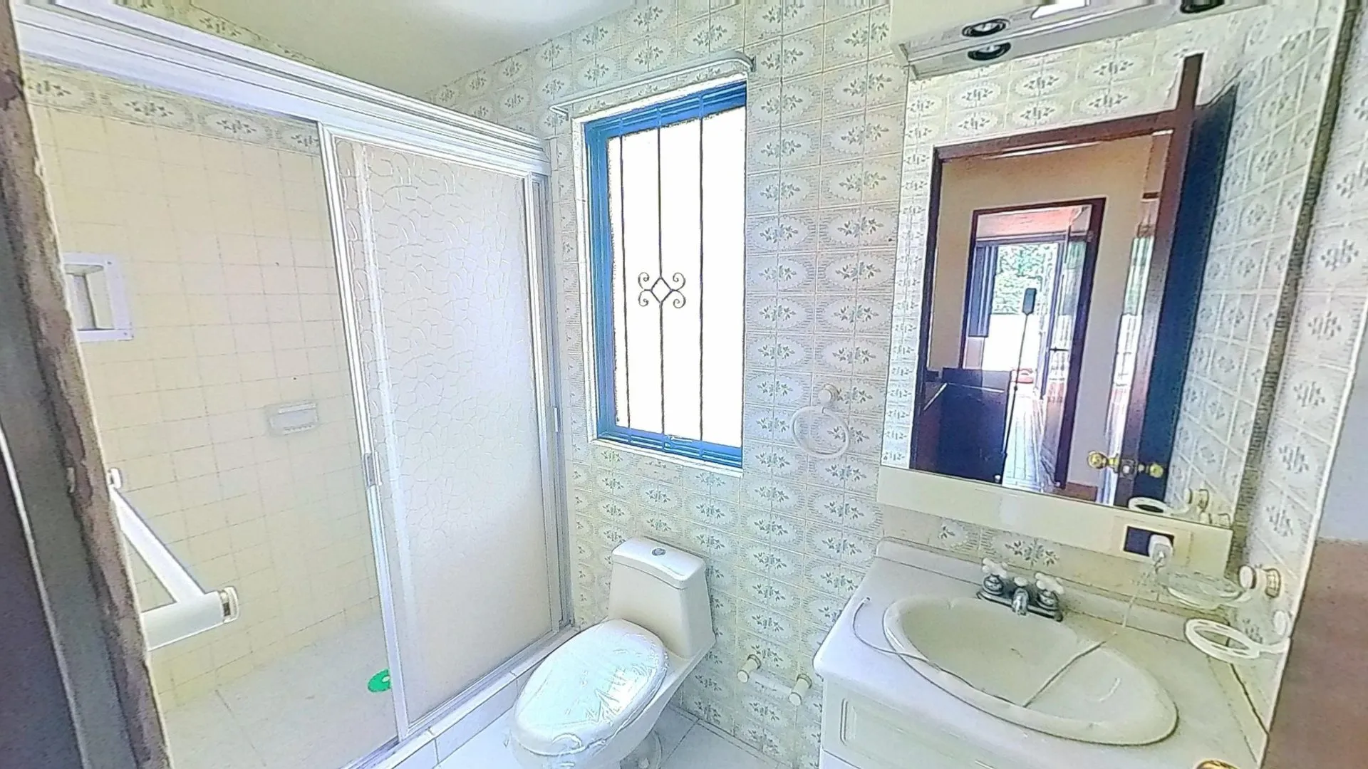 Hermosa casa sobre calle principal - 10