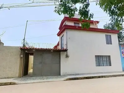 Amplia casa de 2 niveles en Coyotepec