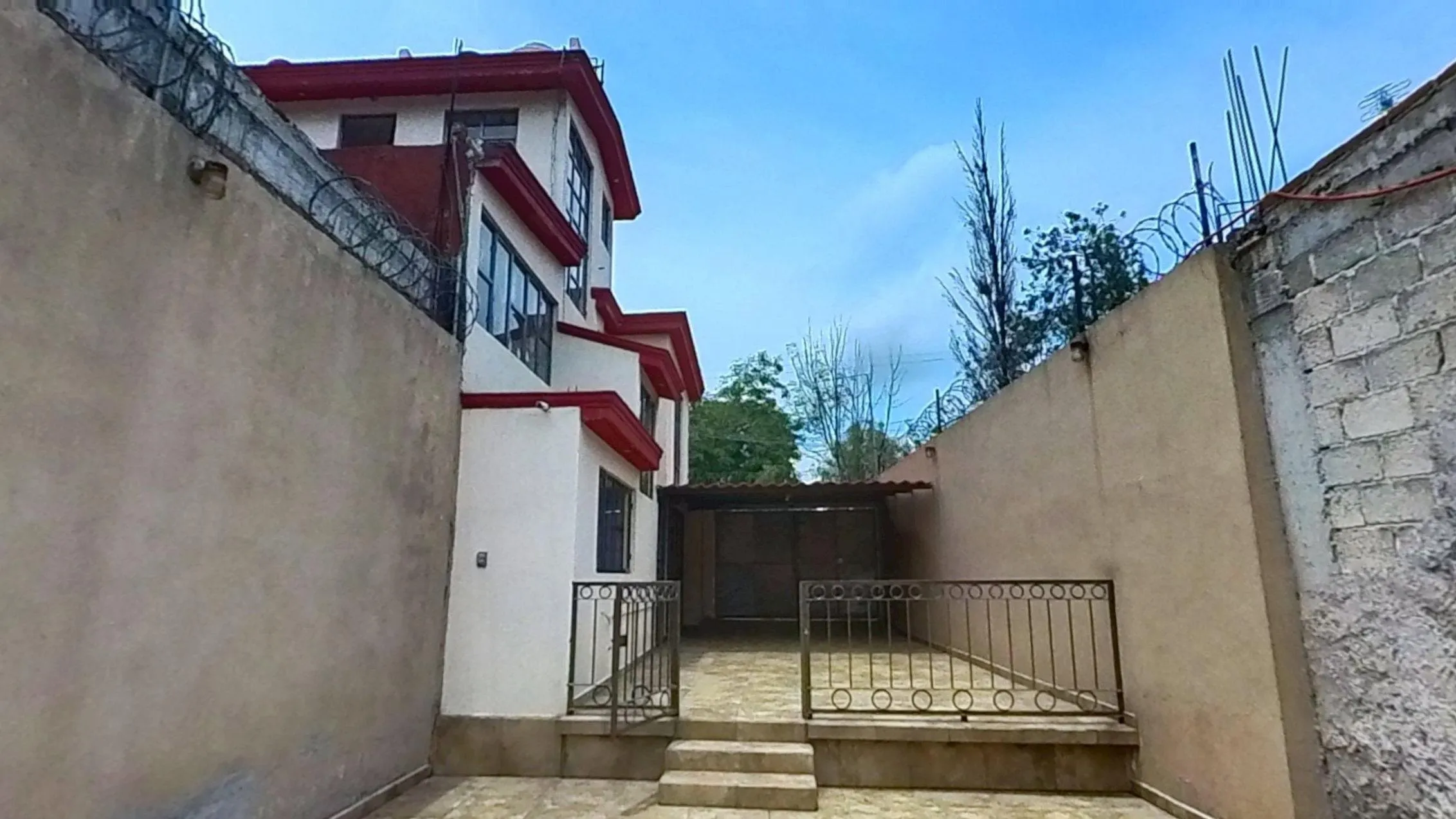 Amplia casa de 2 niveles en Coyotepec - 2