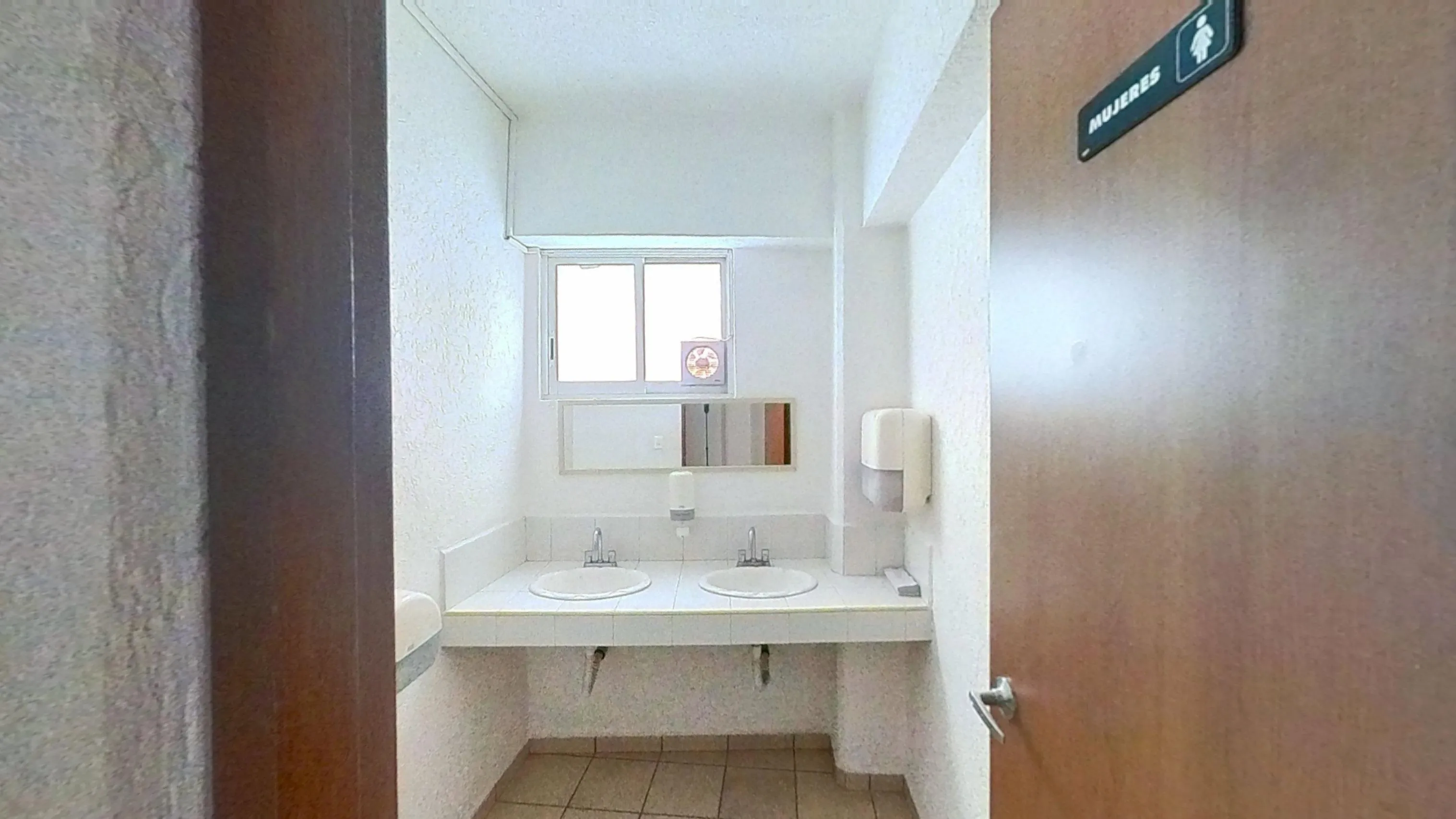 Hermoso y moderno departamento en segundo piso - 19