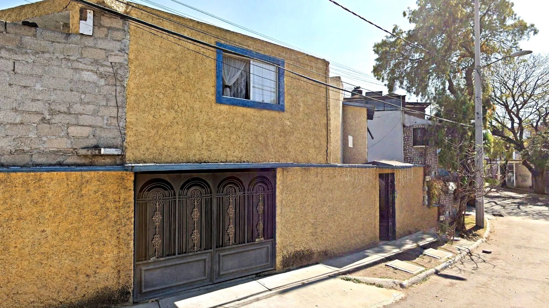 Amplísima casa en esquina en fraccionamiento seguro - 1