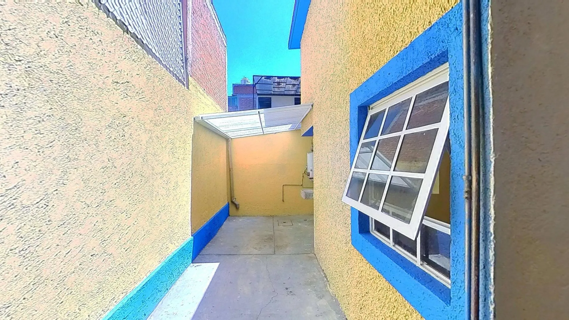 Amplísima casa en esquina en fraccionamiento seguro - 3
