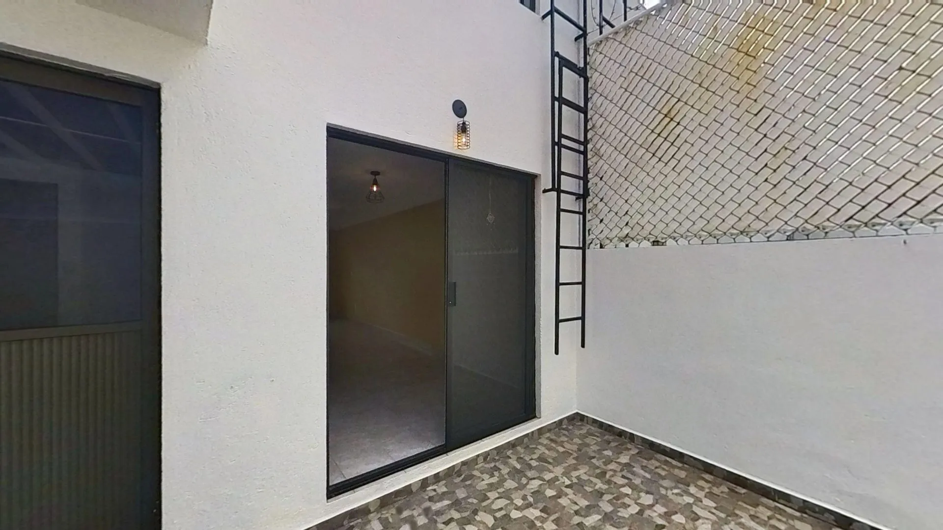 Amplia casa de 2 niveles en calle cerrada - 12
