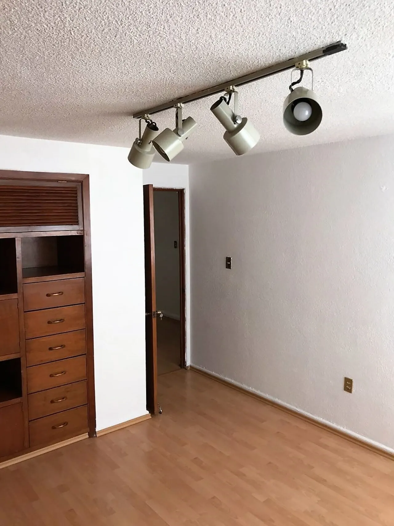 DEPARTAMENTO CON USO DE SUELO, ADAPTADO PARA OFICINAS, DE CINCO CUBÍCULOS + CUARTO DE ARCHIVO - 10