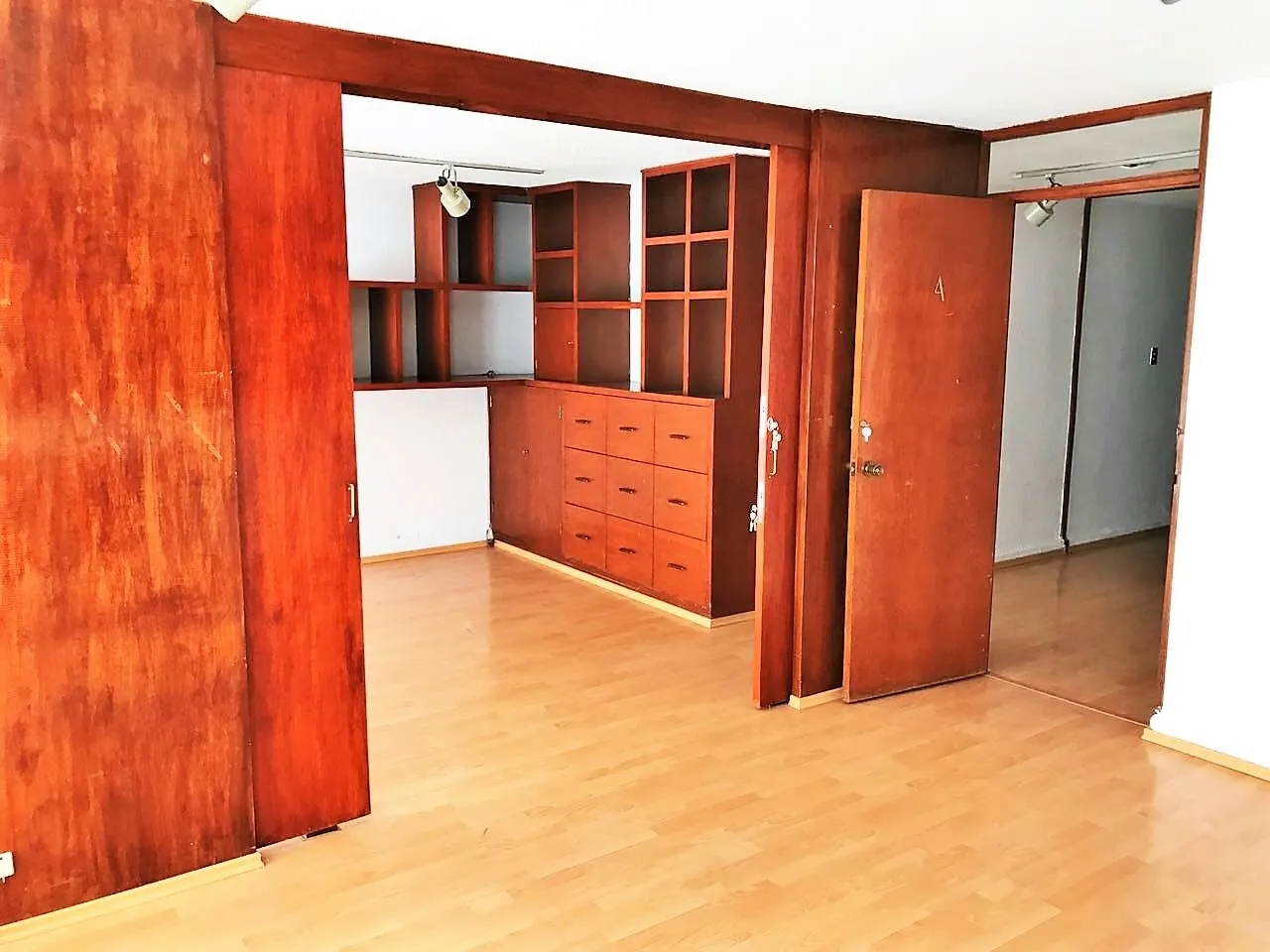 DEPARTAMENTO CON USO DE SUELO, ADAPTADO PARA OFICINAS, DE CINCO CUBÍCULOS + CUARTO DE ARCHIVO - 3