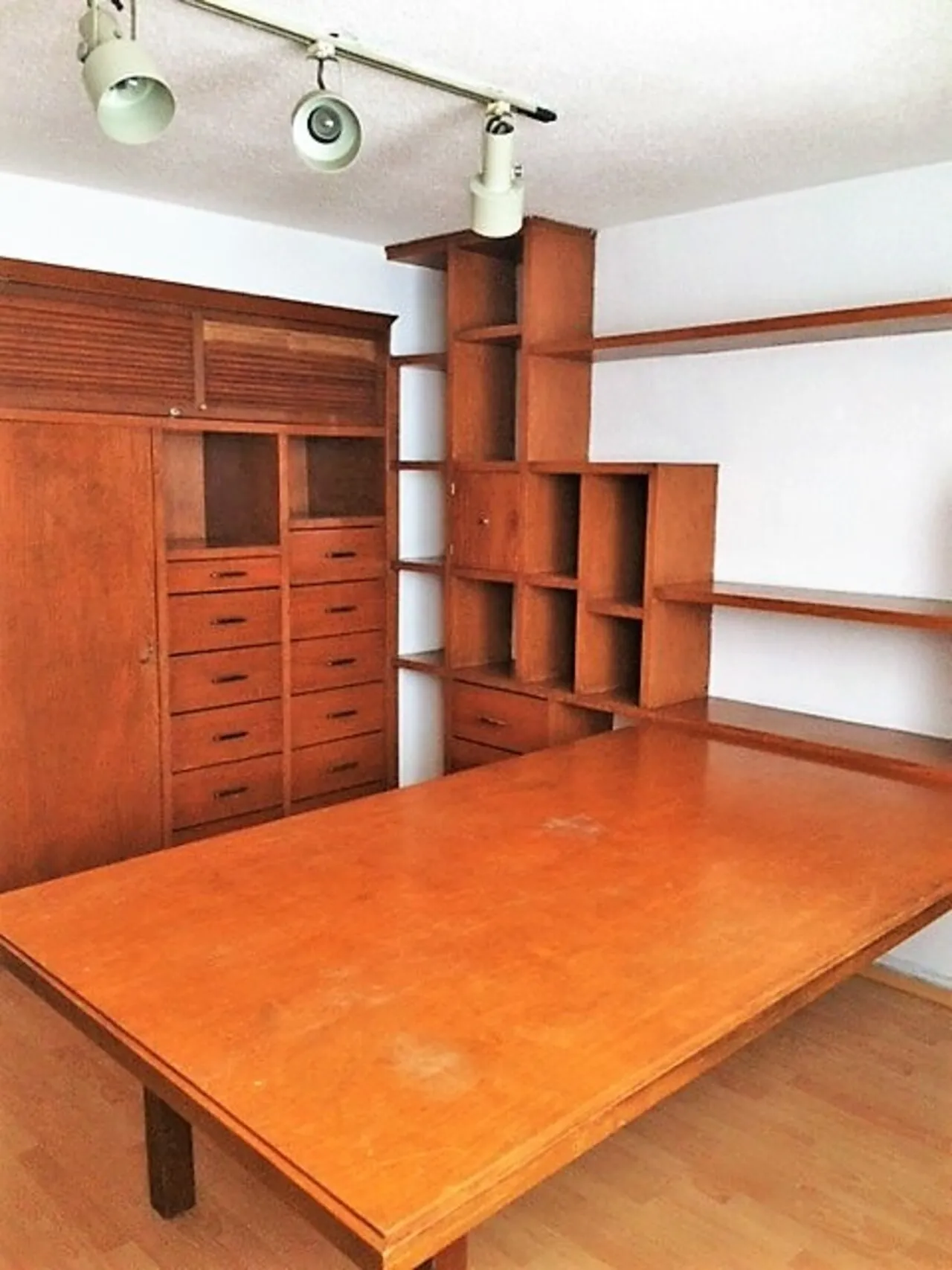 DEPARTAMENTO CON USO DE SUELO, ADAPTADO PARA OFICINAS, DE CINCO CUBÍCULOS + CUARTO DE ARCHIVO - 12