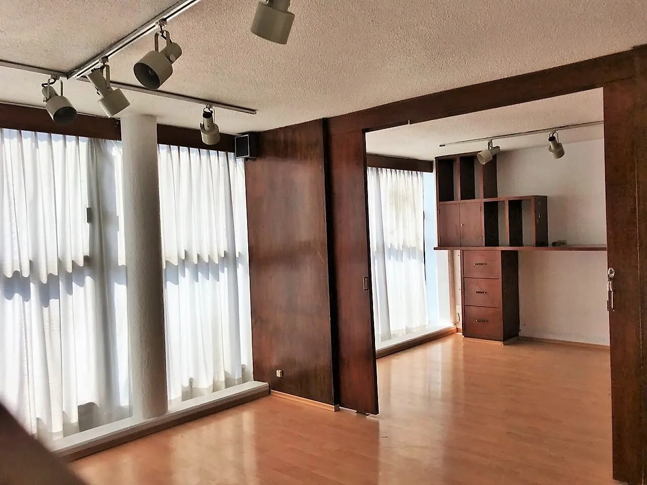 DEPARTAMENTO CON USO DE SUELO, ADAPTADO PARA OFICINAS,  DE CINCO CUBÍCULOS + CUARTO DE ARCHIVO - 1