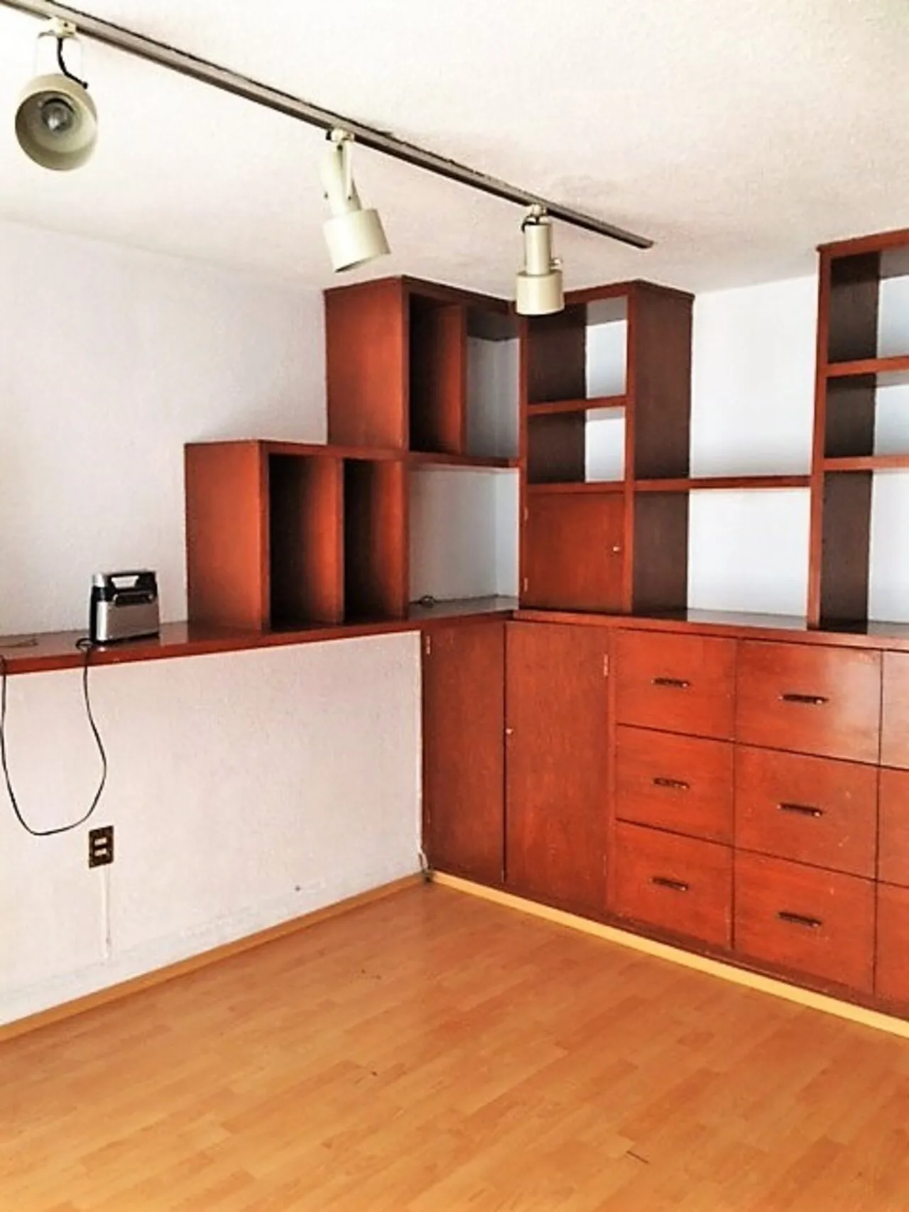 DEPARTAMENTO CON USO DE SUELO, ADAPTADO PARA OFICINAS, DE CINCO CUBÍCULOS + CUARTO DE ARCHIVO - 6