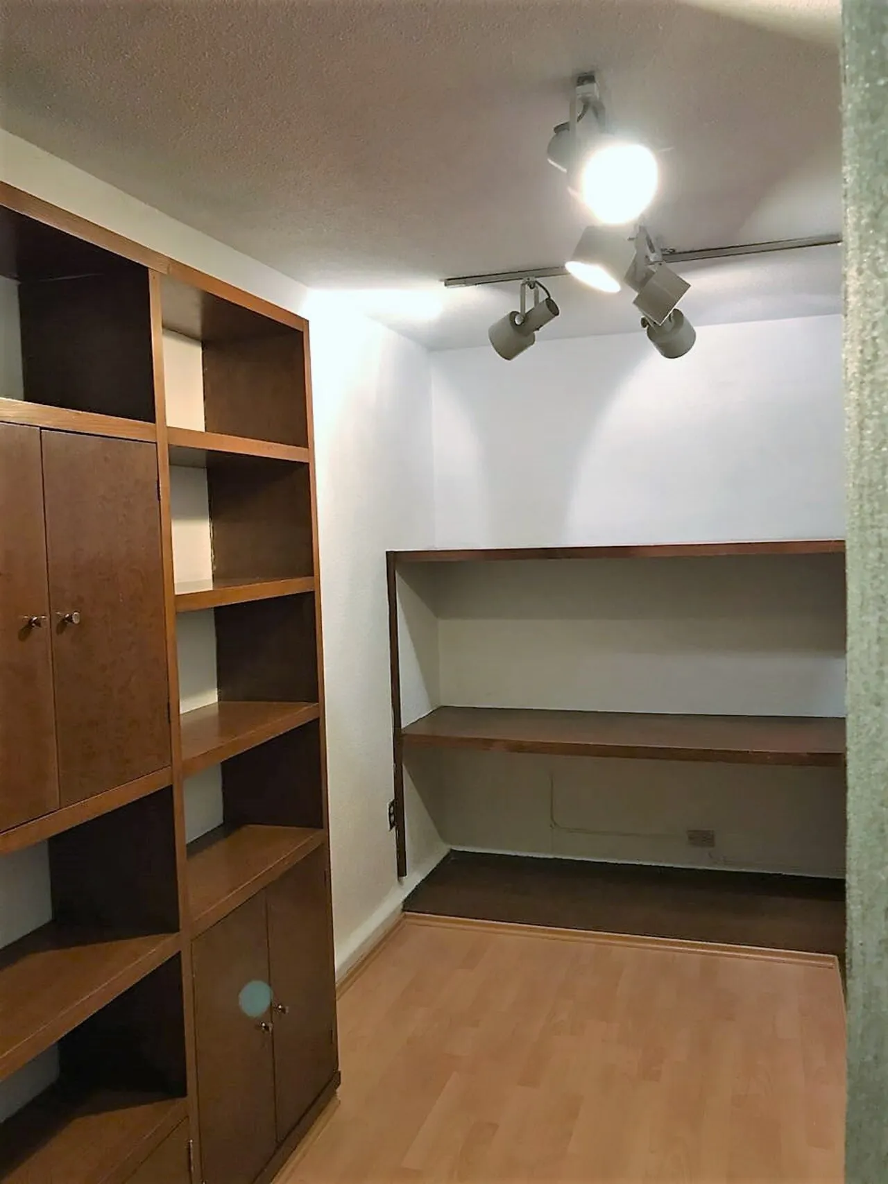 DEPARTAMENTO CON USO DE SUELO, ADAPTADO PARA OFICINAS, DE CINCO CUBÍCULOS + CUARTO DE ARCHIVO - 19