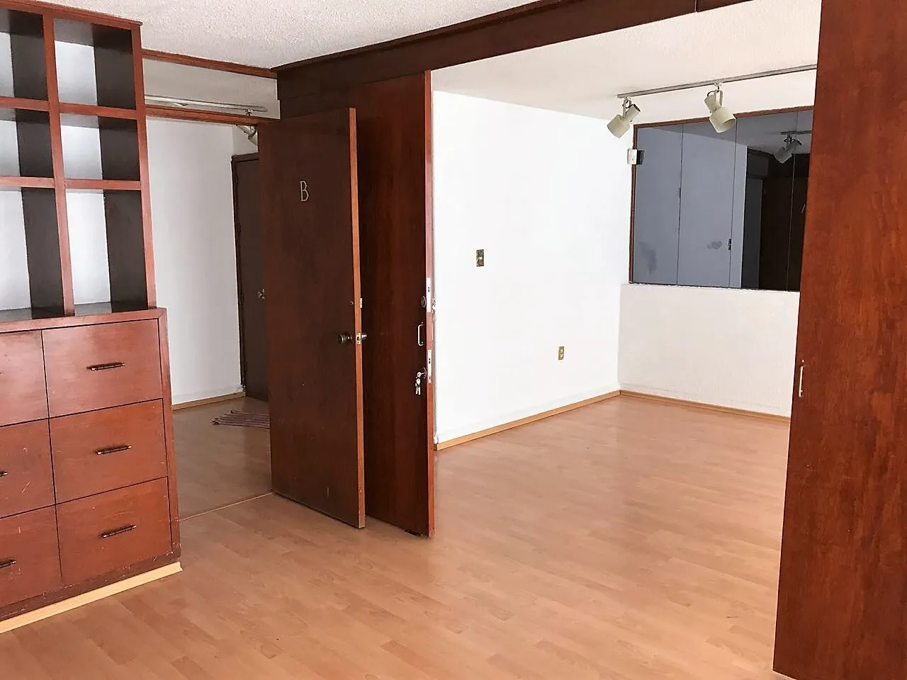 DEPARTAMENTO CON USO DE SUELO, ADAPTADO PARA OFICINAS, DE CINCO CUBÍCULOS + CUARTO DE ARCHIVO - 8