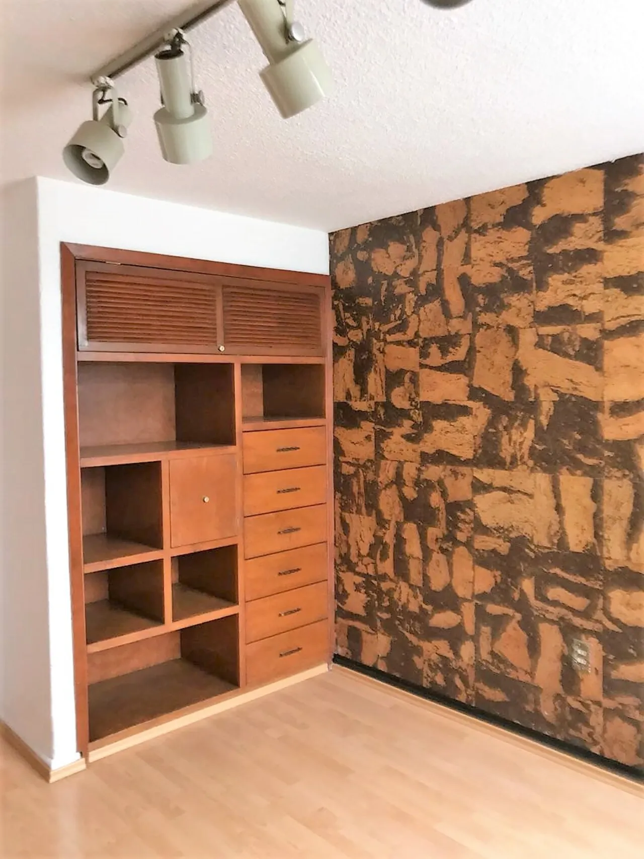 DEPARTAMENTO CON USO DE SUELO, ADAPTADO PARA OFICINAS, DE CINCO CUBÍCULOS + CUARTO DE ARCHIVO - 14
