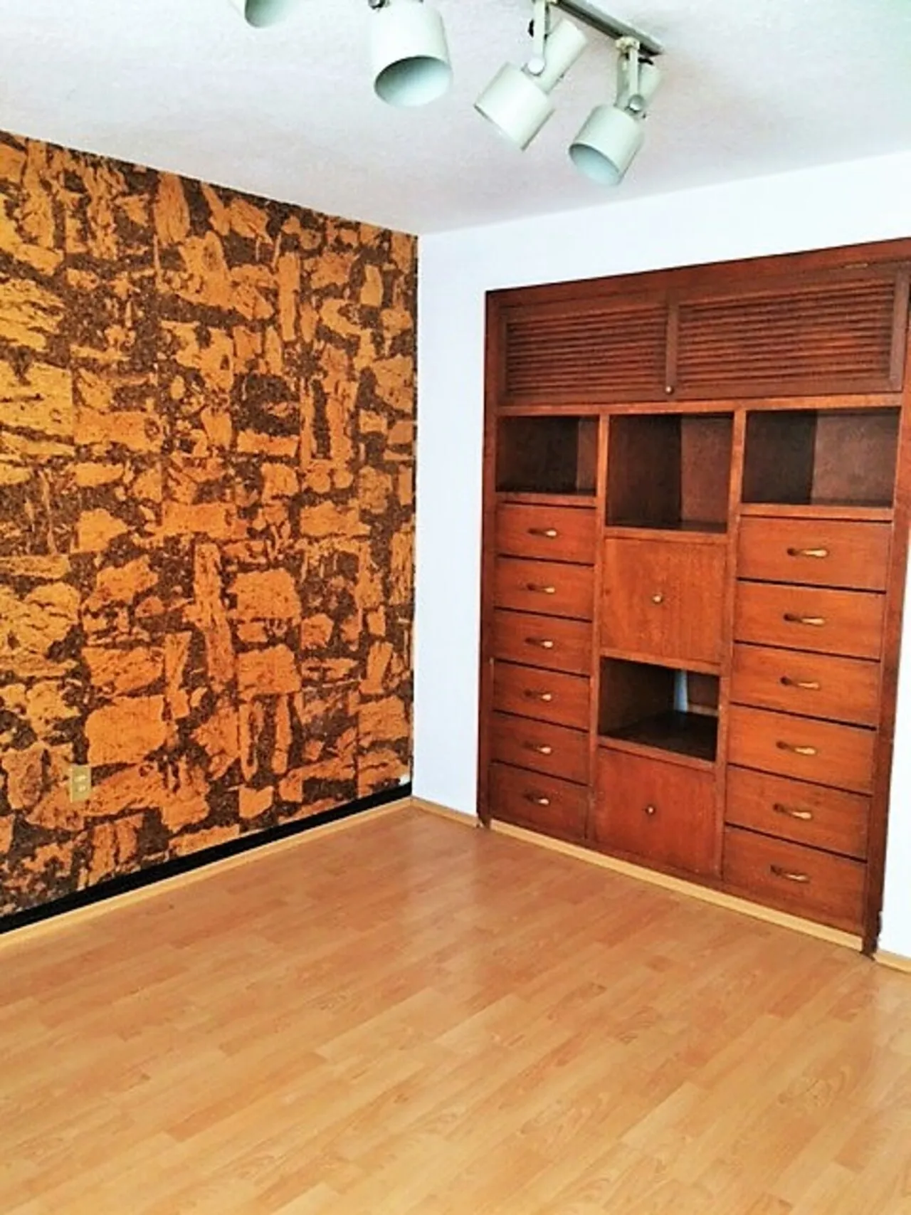 DEPARTAMENTO CON USO DE SUELO, ADAPTADO PARA OFICINAS, DE CINCO CUBÍCULOS + CUARTO DE ARCHIVO - 13