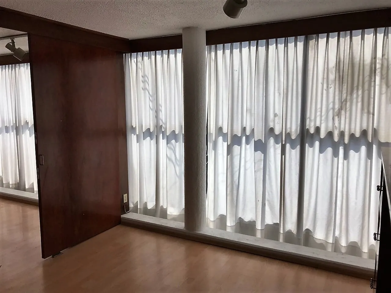 DEPARTAMENTO CON USO DE SUELO, ADAPTADO PARA OFICINAS, DE CINCO CUBÍCULOS + CUARTO DE ARCHIVO - 2