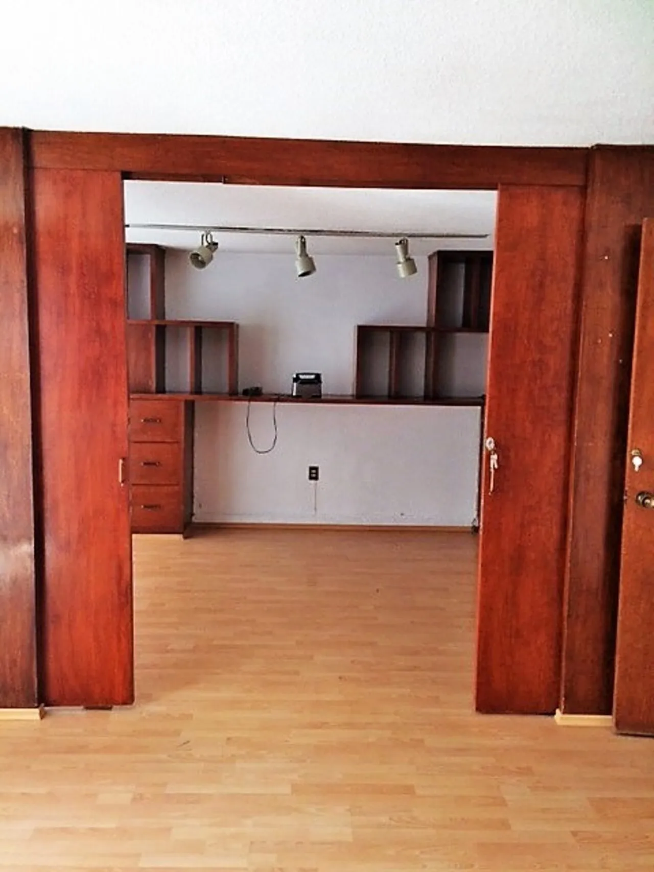 DEPARTAMENTO CON USO DE SUELO, ADAPTADO PARA OFICINAS, DE CINCO CUBÍCULOS + CUARTO DE ARCHIVO - 4