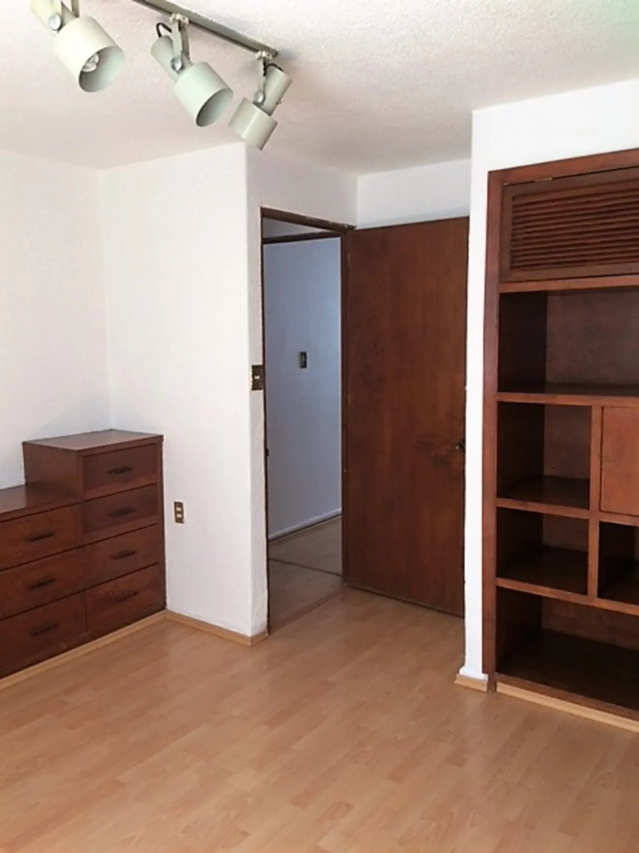 DEPARTAMENTO CON USO DE SUELO, ADAPTADO PARA OFICINAS, DE CINCO CUBÍCULOS + CUARTO DE ARCHIVO - 7