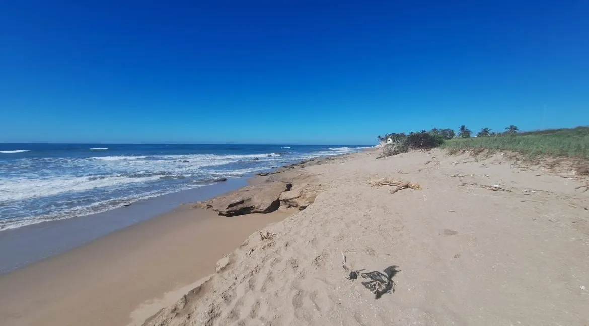 Terreno en Venta con 35m de Frente de Playa en el Nuevo Mazatlán - 9